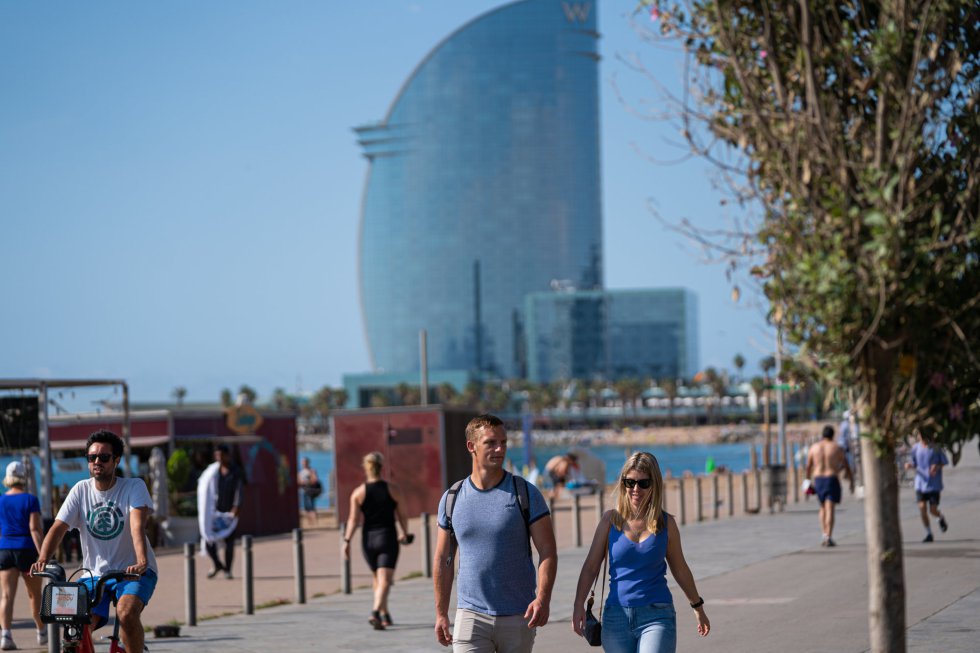 Una pareja pasea por la Barceloneta, en Barcelona Una pareja pasea por la Barceloneta, en Barcelona