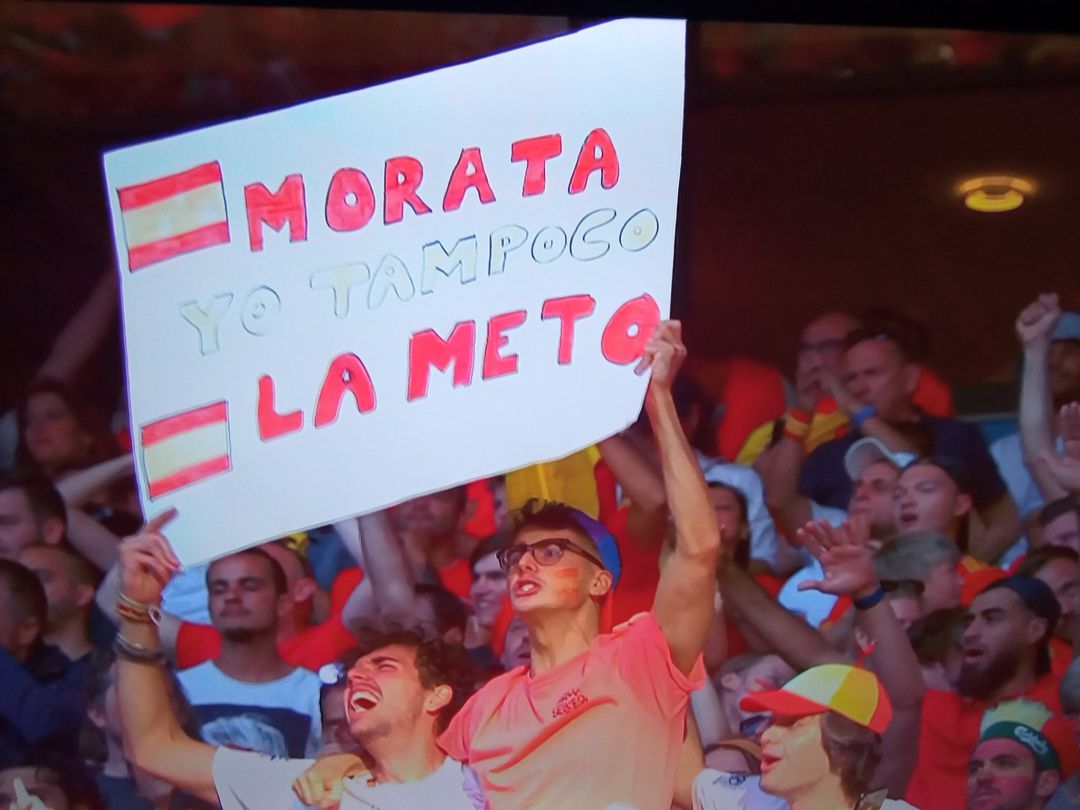 Aficionado enseña una pancarta en apoyo a Morata. 