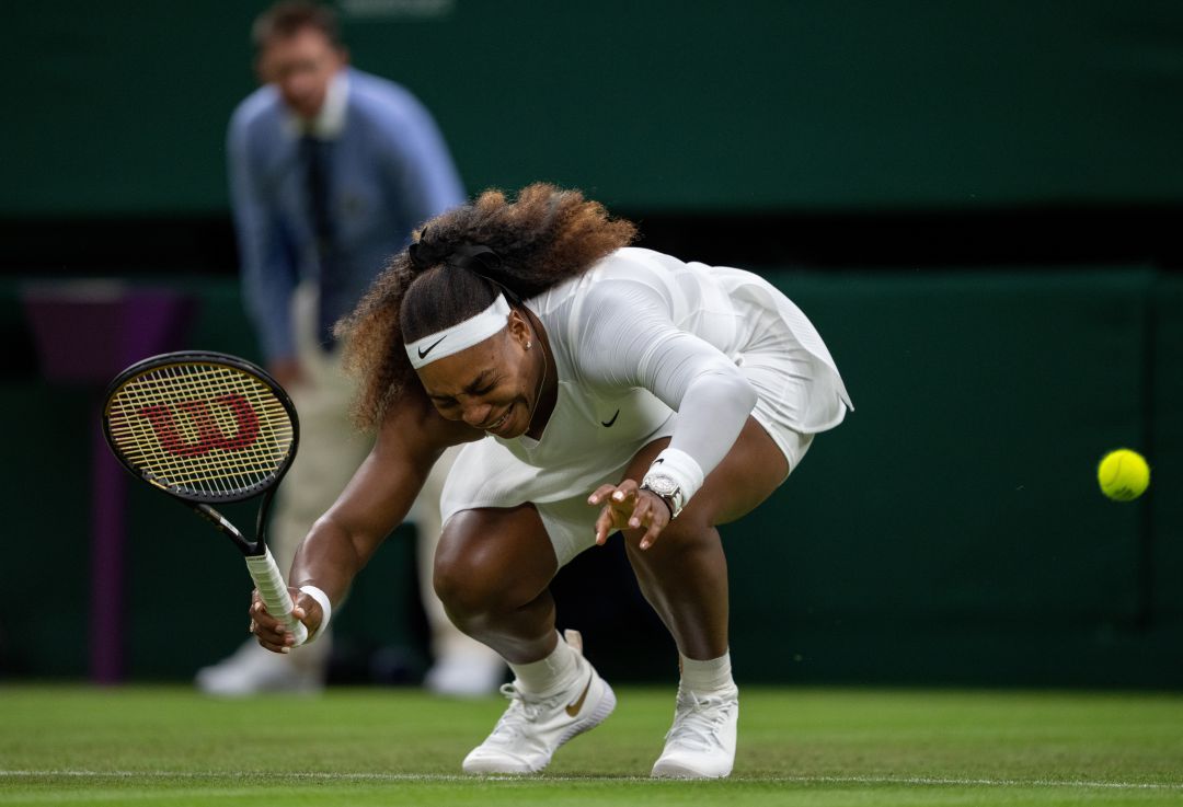 Serena Williams se resbala y lesiona en su primer partido en Wimbledon. 