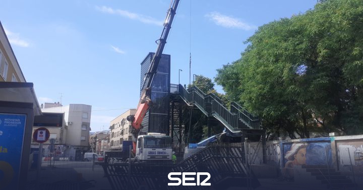 ADIF has begun to dismantle the footbridge of the Santiago el Mayor level crossing |  Radio Murcia