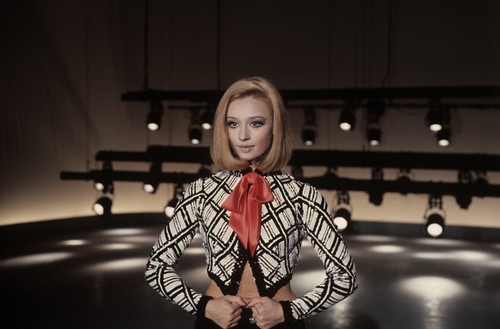 Raffaella durante la competición de canto de Canzonissima en 1971, Italia. Raffaella durante la competición de canto de Canzonissima en 1971, Italia.