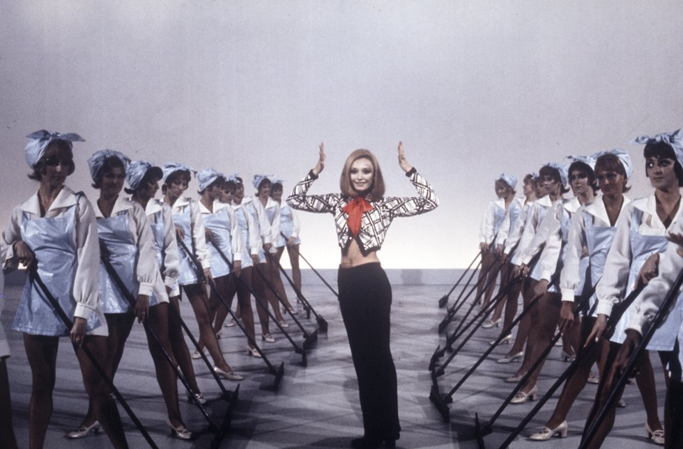 Raffaella Carrá baila en el programa musical Canzonissima en 1971, Italia. Raffaella Carrá baila en el programa musical Canzonissima en 1971, Italia.