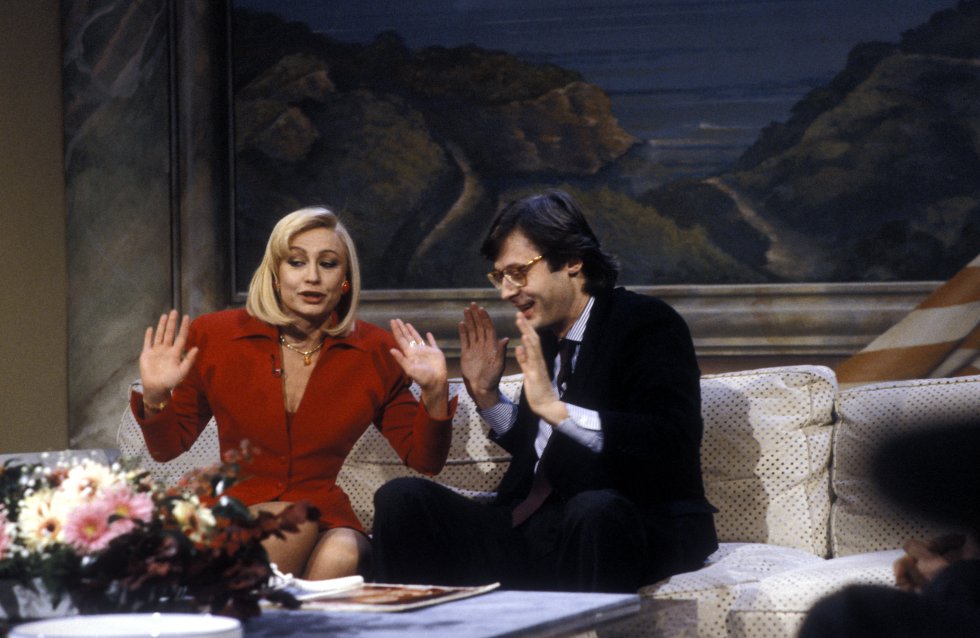 Raffaella Carrá junto con el crítico Vittorio Sgarbi durante un show de TV en 1985. Raffaella Carrá junto con el crítico Vittorio Sgarbi durante un show de TV en 1985.
