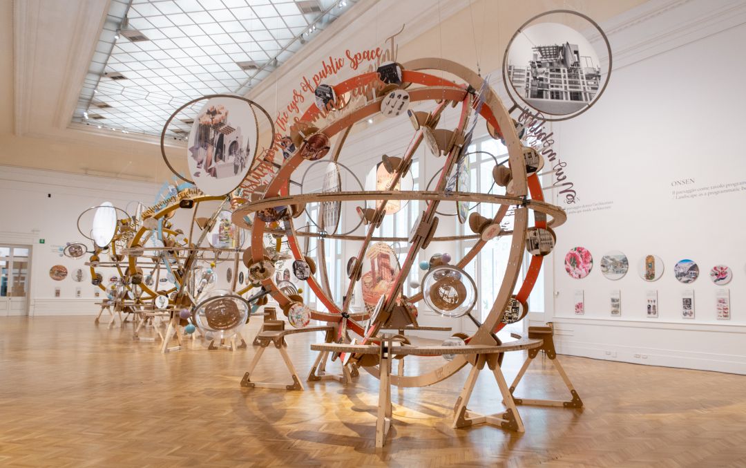 Hasta el 10 de octubre la Galería Nacional de Arte Moderno y Contemporáneo de Roma acoge la exposición 'Cosmowomen. Places as constellations’, con piezas como estas esfera construidas por la empresa murciana