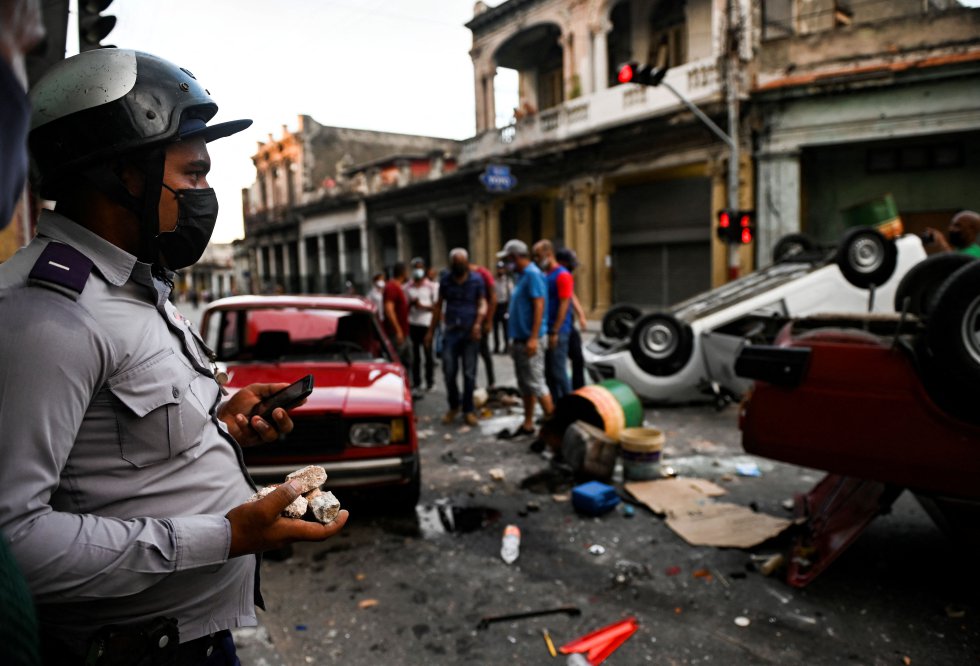 Coches volcados tras las protestas en las calles de La Habana. Coches volcados tras las protestas en las calles de La Habana.