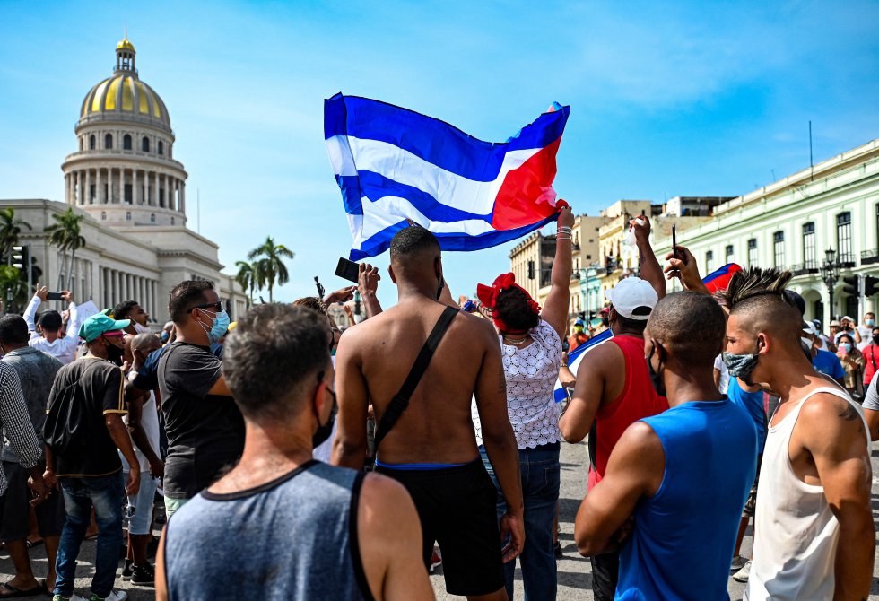 Grupos de cubanos a las puertas del Capitol de La Habana durante las protestas contra el gobierno de Miguel Diaz-Canel. Cientos de cubanos participaron en estas protestas contra el gobierno comunista cubano con lemas como "Queremos libertad" y "Abajo la dictadura". Grupos de cubanos a las puertas del Capitol de La Habana durante las protestas contra el gobierno de Miguel Diaz-Canel. Cientos de cubanos participaron en estas protestas contra el gobierno comunista cubano con lemas como "Queremos libertad" y "Abajo la dictadura".