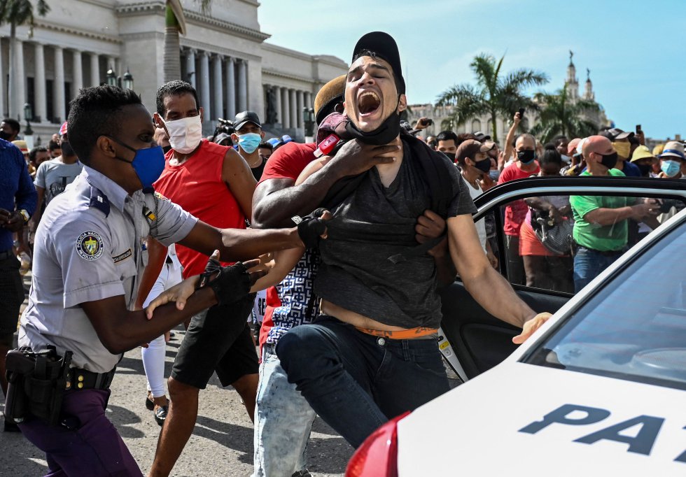 Las manifestaciones pacíficas fueron interceptadas por las fuerzas de seguridad y las brigadas de partidarios del Gobierno, produciéndose enfrentamientos violentos y arrestos. Las manifestaciones pacíficas fueron interceptadas por las fuerzas de seguridad y las brigadas de partidarios del Gobierno, produciéndose enfrentamientos violentos y arrestos.