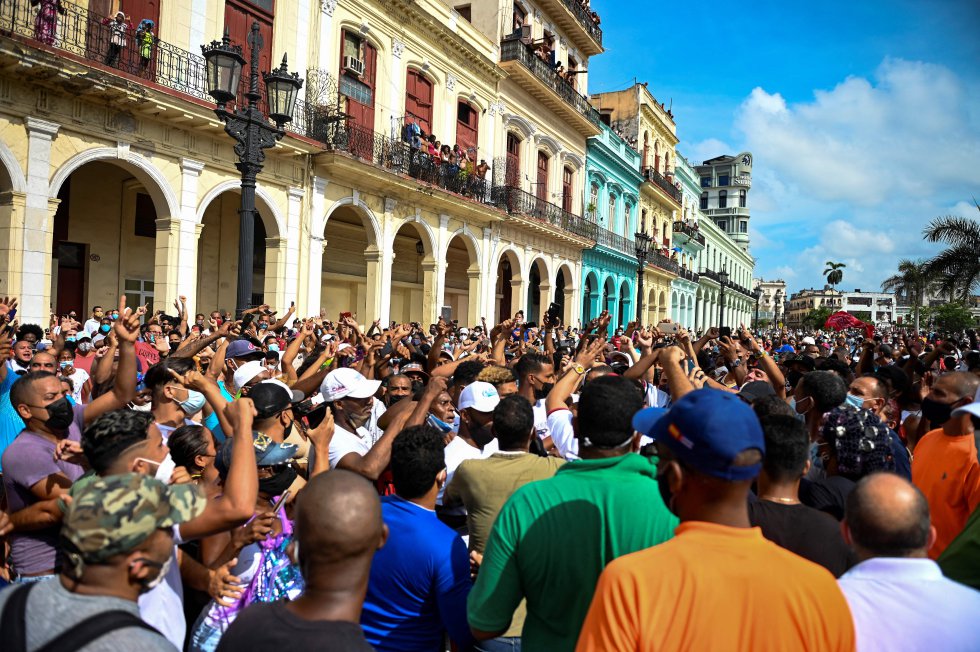 Un grupo de varios cientos de manifestantes logró evadir el cordón policial y marchó en masa por el emblemático Paseo del Prado hacia el Malecón con los brazos en alto y gritando consignas como "libertad", "patria y vida" o "dictadores", en referencia a los dirigentes del país. Un grupo de varios cientos de manifestantes logró evadir el cordón policial y marchó en masa por el emblemático Paseo del Prado hacia el Malecón con los brazos en alto y gritando consignas como "libertad", "patria y vida" o "dictadores", en referencia a los dirigentes del país.