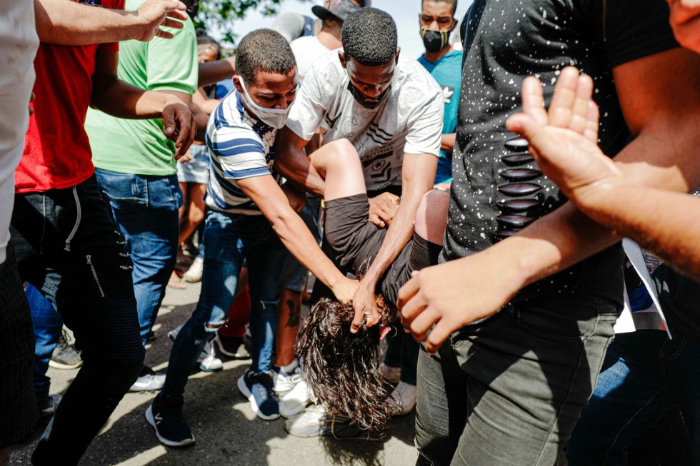 En las protestas protagonizadas este domingo por centenares de cubanos en las localidades de San Antonio de los Baños (Artemisa, oeste) y Palma Soriano (Santiago de Cuba, este) se han registrado actos de violencia policial, según denuncias de testigos presenciales. En las protestas protagonizadas este domingo por centenares de cubanos en las localidades de San Antonio de los Baños (Artemisa, oeste) y Palma Soriano (Santiago de Cuba, este) se han registrado actos de violencia policial, según denuncias de testigos presenciales.