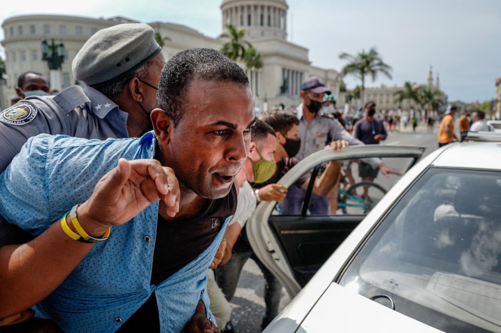 La inédita manifestación tiene lugar en medio de una grave crisis económica y sanitaria en el país caribeño, donde la población se queja de falta de alimentos, medicamentos y otros productos básicos. La inédita manifestación tiene lugar en medio de una grave crisis económica y sanitaria en el país caribeño, donde la población se queja de falta de alimentos, medicamentos y otros productos básicos.