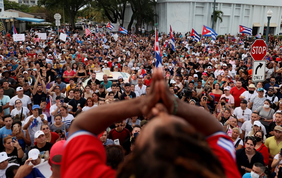 Esta es la protesta antigubernamental más grande que se registra en la isla desde el llamado "maleconazo", cuando en agosto de 1994, en pleno "periodo especial" cientos de personas salieron a las calles de La Habana y no se retiraron hasta que llegó el entonces líder cubano Fidel Castro. En la foto, la comunidad cubana en Miami reacciona a la protesta en La Habana. Esta es la protesta antigubernamental más grande que se registra en la isla desde el llamado "maleconazo", cuando en agosto de 1994, en pleno "periodo especial" cientos de personas salieron a las calles de La Habana y no se retiraron hasta que llegó el entonces líder cubano Fidel Castro. En la foto, la comunidad cubana en Miami reacciona a la protesta en La Habana.