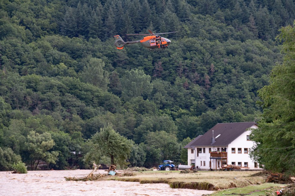 Un helicóptero sobrevolando la zona en busca de gente atrapada Un helicóptero sobrevolando la zona en busca de gente atrapada
