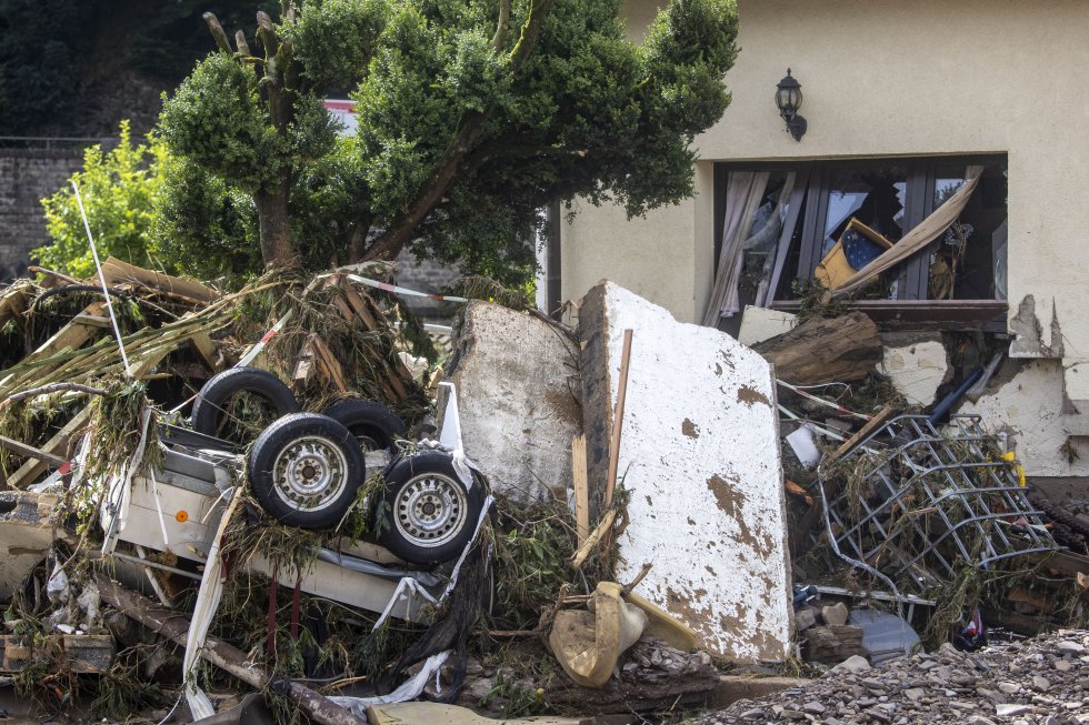 Un remolque volcado y escrombros procedentes de una vivienda Un remolque volcado y escrombros procedentes de una vivienda