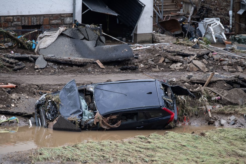 Un vehículo completamente destrozado y estancado Un vehículo completamente destrozado y estancado