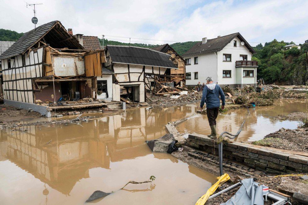Un hombre observa los restos de su vivienda destrozada en Debris Un hombre observa los restos de su vivienda destrozada en Debris