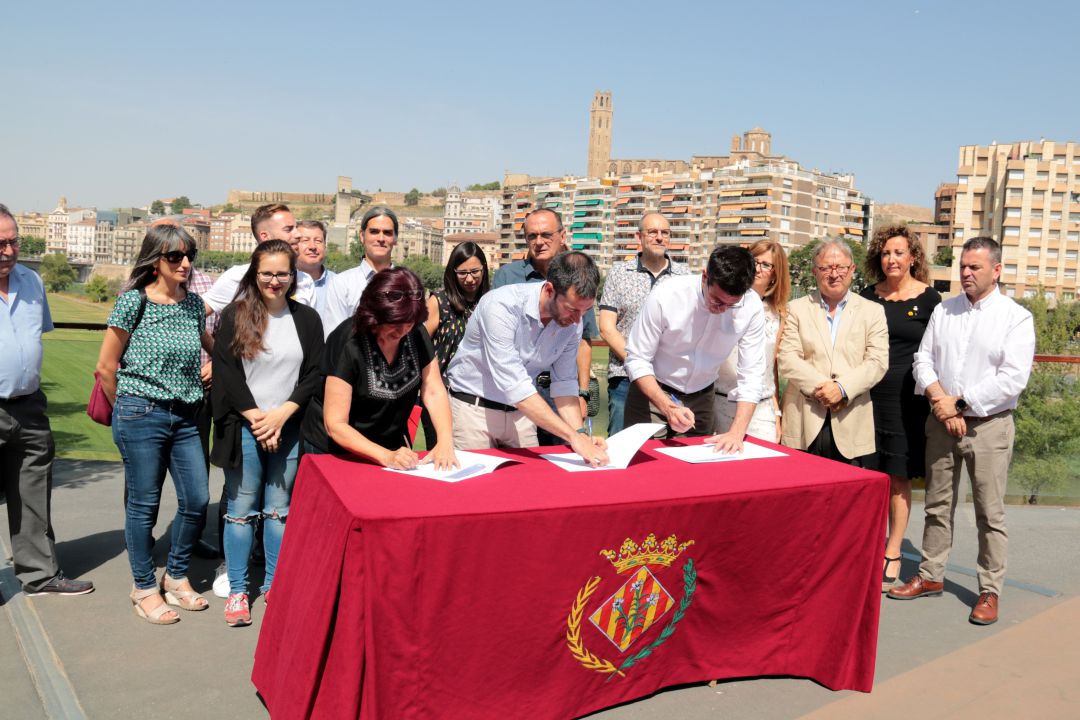 Representants d'ERC, JxCat i del Comú de Lleida signen el Pacte de Sant Joan per governar la Paeria, el 27 de juny del 2019 a la passarel·la dels Camps Elisis.