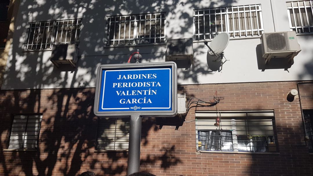 Rotulados en el barrio de Triana unos jardines con el nombre del periodista Valentín García