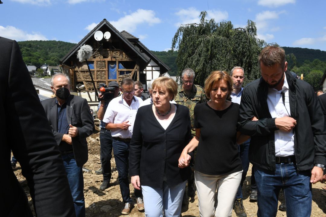La imagen de Merkel cogiendo de la mano a Dreyer, socialdemócrata, en una actitud de solidaridad y unión ante la tragedia, ha sido una de las imágenes más repetidas en los medios de comunicación de todo el mundo.