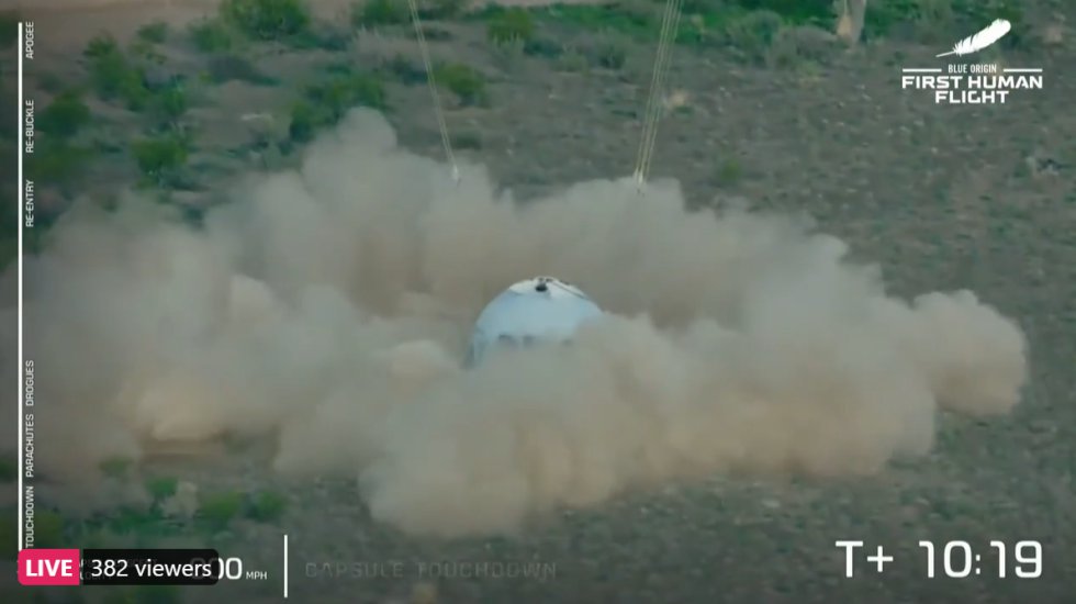 El aterrizaje del primer vuelo turístico realizado al espacio por Jeff Bezos. El aterrizaje del primer vuelo turístico realizado al espacio por Jeff Bezos.