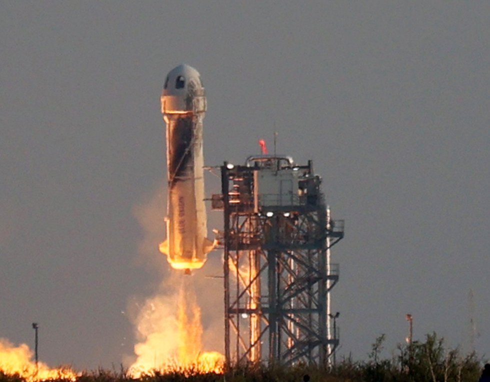 Despegue del primer vuelo turístico realizado al espacio por Jeff Bezos. Despegue del primer vuelo turístico realizado al espacio por Jeff Bezos.