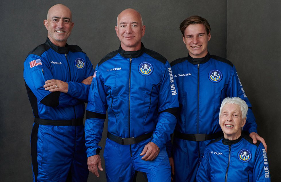 Los tripulantes del primer viaje realizado al espacio. En el centro el fundador de Amazon, Jeff Bezos, a su lado izquierdo su hermano Mark Bezos, y al otro lado Oliver Daemen, el más joven en viajar al espacio con 18 años y debajo Wally Funk, la más mayor en hacerlo, con 82 años. Los tripulantes del primer viaje realizado al espacio. En el centro el fundador de Amazon, Jeff Bezos, a su lado izquierdo su hermano Mark Bezos, y al otro lado Oliver Daemen, el más joven en viajar al espacio con 18 años y debajo Wally Funk, la más mayor en hacerlo, con 82 años.