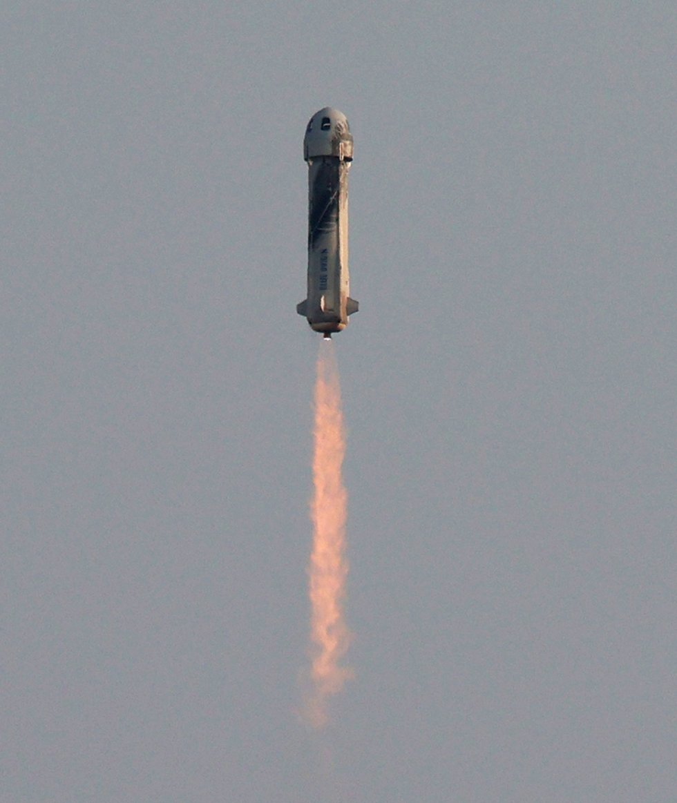 Despegue del primer vuelo turístico realizado al espacio por Jeff Bezos. Despegue del primer vuelo turístico realizado al espacio por Jeff Bezos.