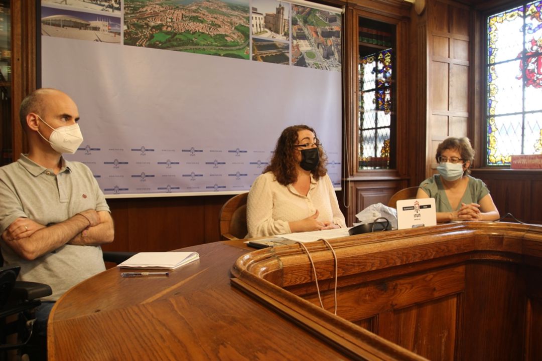 La delegada de Vía Pública, Mónica Martínez y los representantes de Elkartu, la Federación Coordinadora de Personas con discapacidad de Gipuzkoa