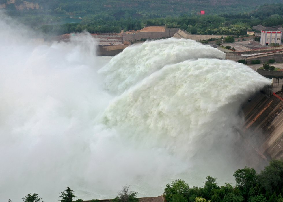 Vista aérea de la presa de la reserva Xiaolangdi en el río Amarillo (provincia de Henan). Vista aérea de la presa de la reserva Xiaolangdi en el río Amarillo (provincia de Henan).