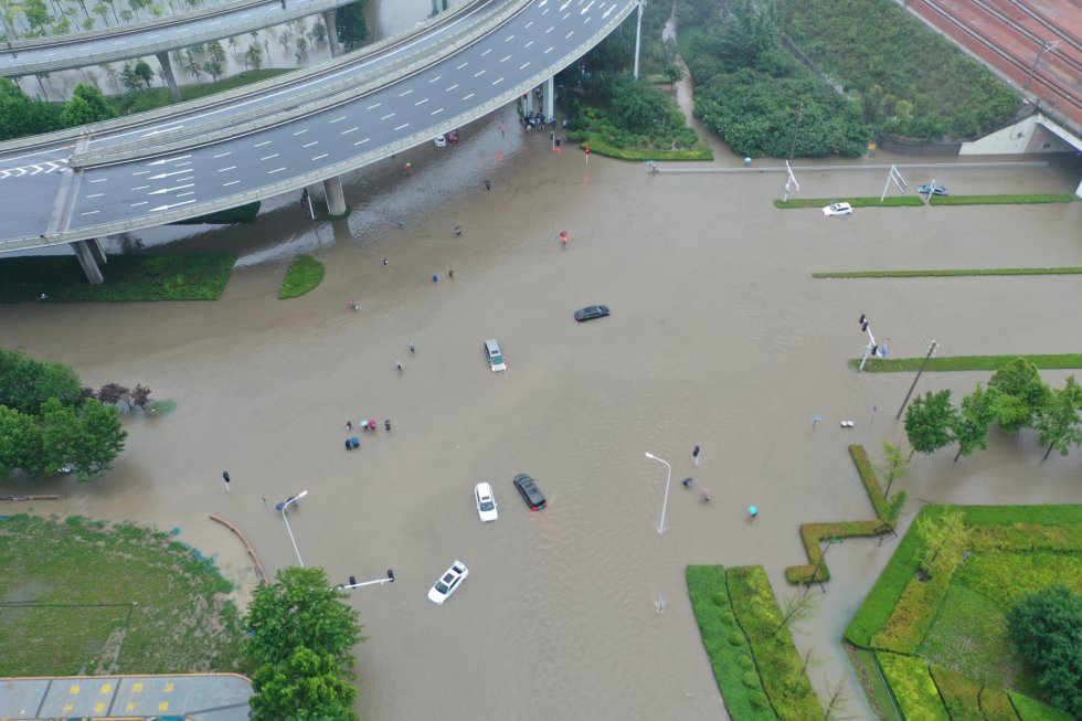 Vista aérea de vehículos bajo las aguasen Zhengzhou (Henan). Vista aérea de vehículos bajo las aguasen Zhengzhou (Henan).