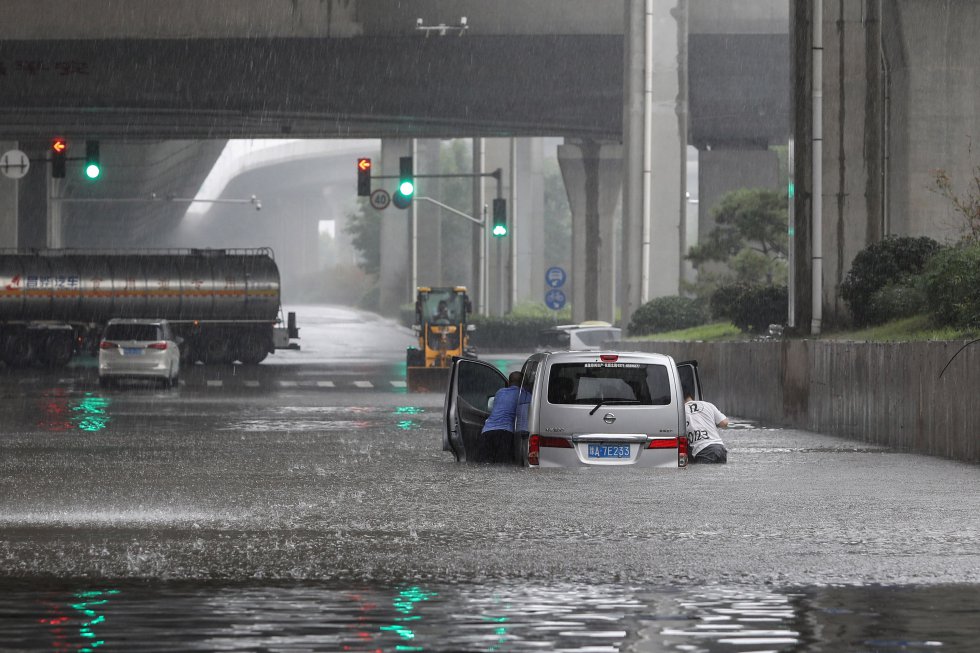 Conductores atrapados por las inundaciones en Zhengzhou. Conductores atrapados por las inundaciones en Zhengzhou.