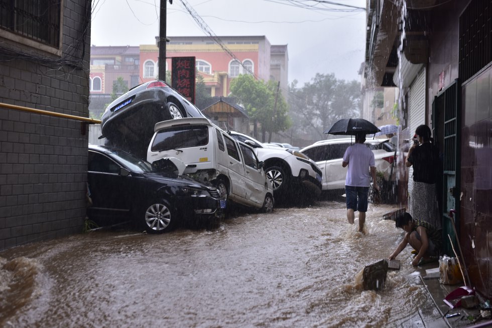 Coches afectados por las riadas en Dengfeng. Coches afectados por las riadas en Dengfeng.