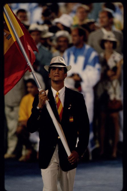 Felipe de Borbón porta la bandera en la ceremonia de apertura de Barcelona 1992