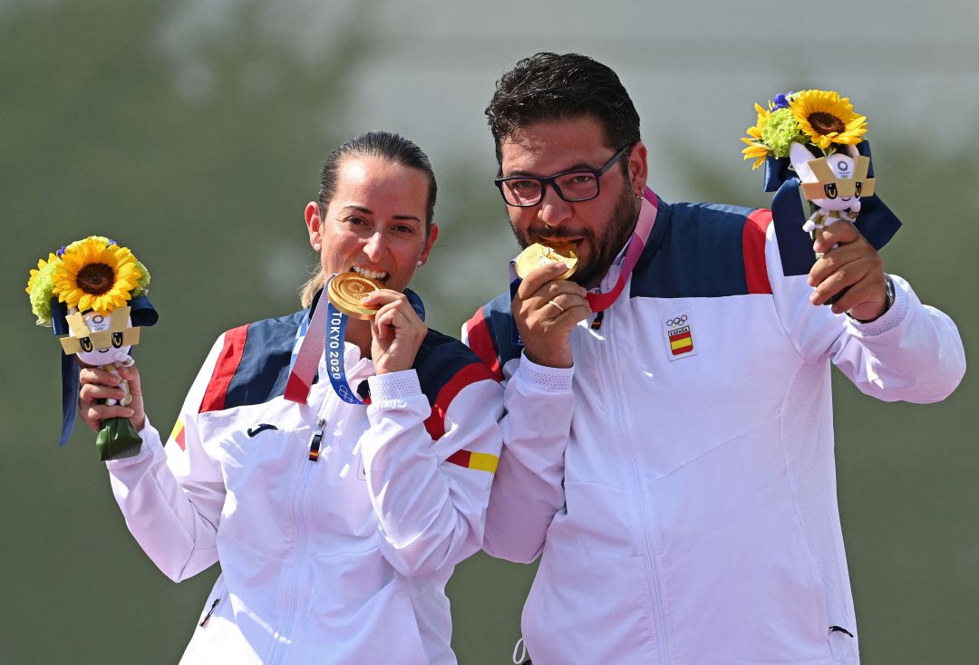 Alberto Fernández y Fátima Gálvez, celebrando la victoria en el podio con la medalla de oro