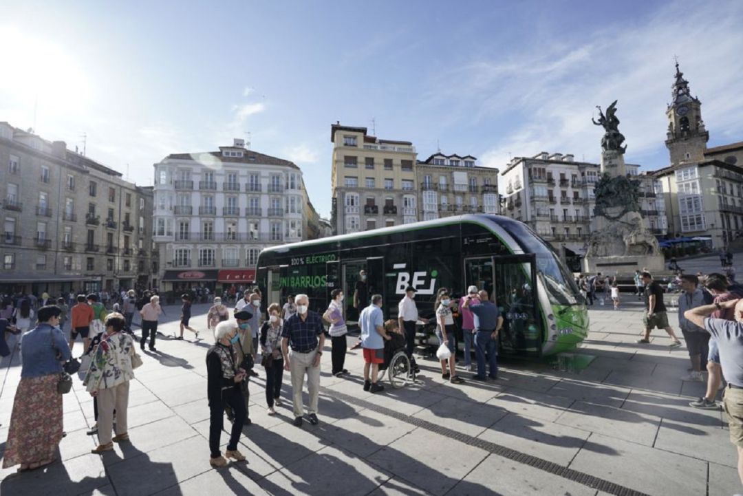 Un prototipo del Autobús Eléctrico Inteligente (BEI) recorre diferentes puntos de la ciudad de Vitoria.