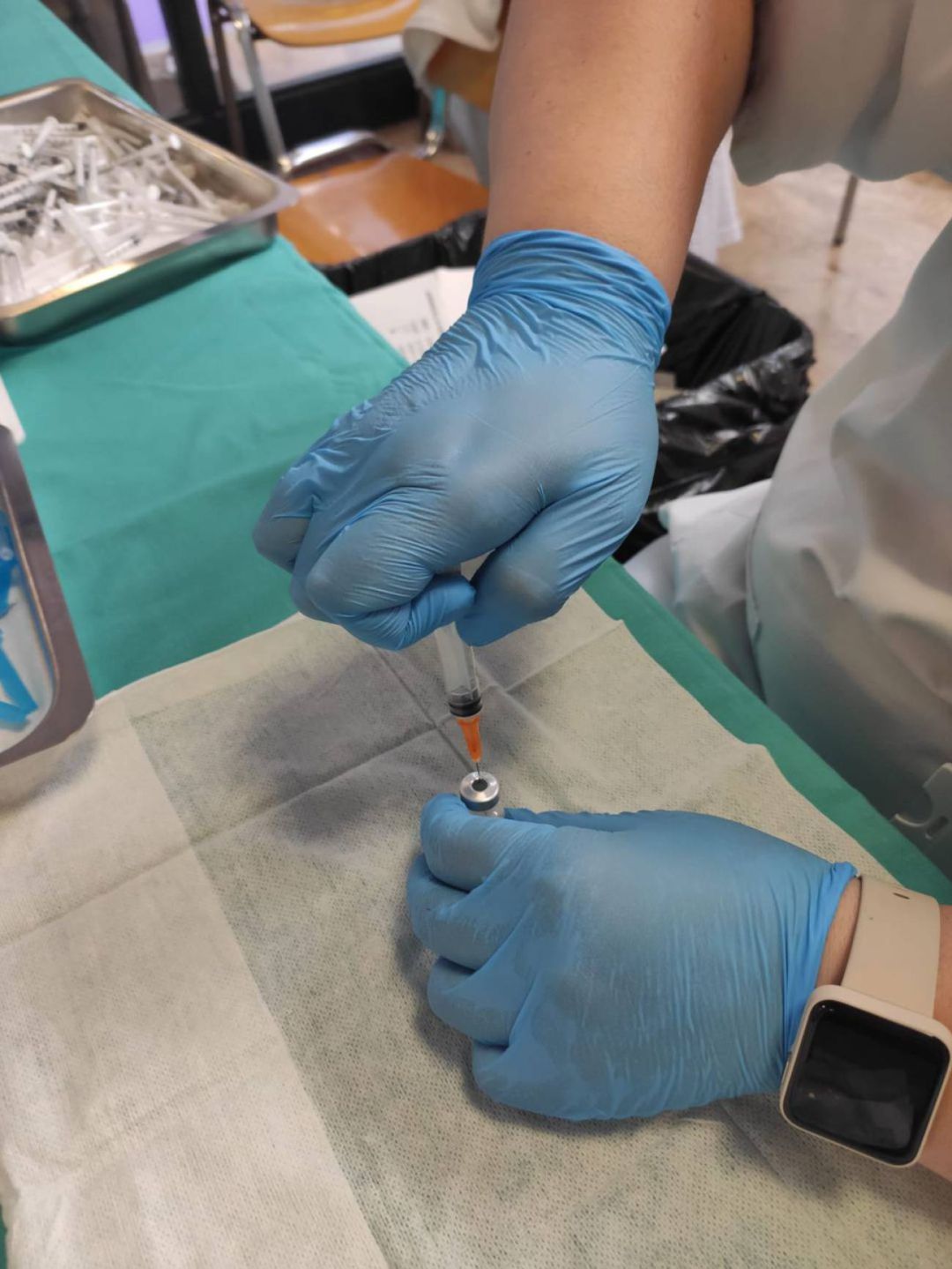 Preparación de una de las vacunas en uno de los puntos de vacunación