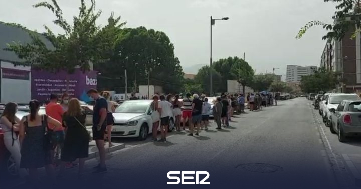 Largas colas para vacunarse en Fermasa en plena ola de calor - Vimarsana News
