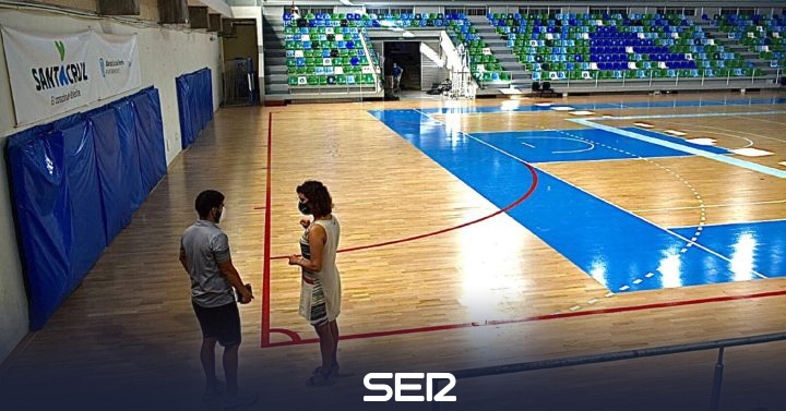 Deportes proceeds to paint the playing court of the Quico Cabrera pavilion |  Radio Club Tenerife |  Present