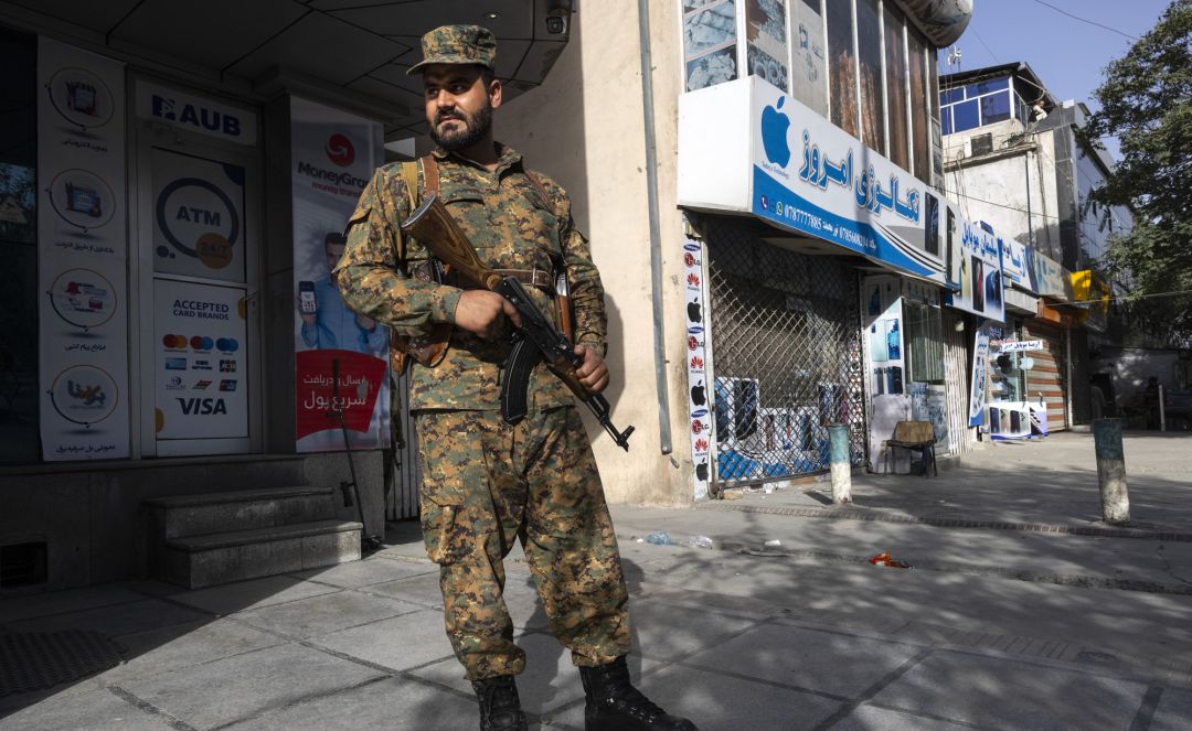 Un agente de la policía de Kabul