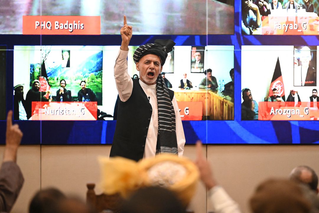 El presidente afgano anuncia que el inicio de un proceso de consultas ante el avance de los talibanes.