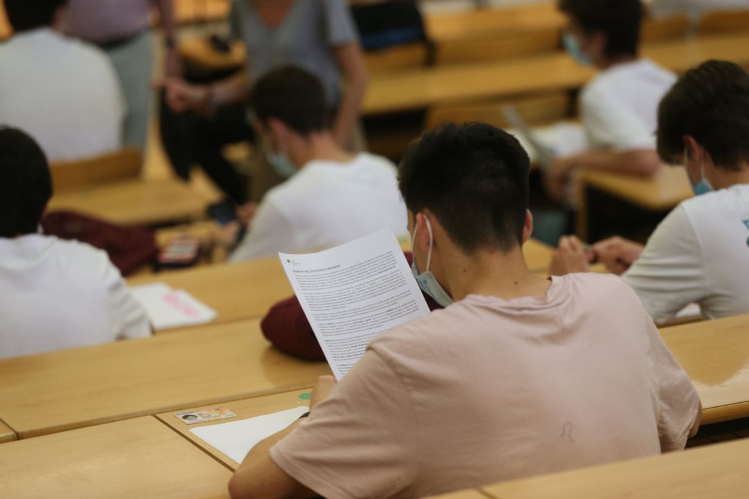 Archivo - Estudiantes en la Facultad de Ciencias Económicas y Empresariales realizan un examen el día del comienzo de los exámenes de selectividad 2021.
