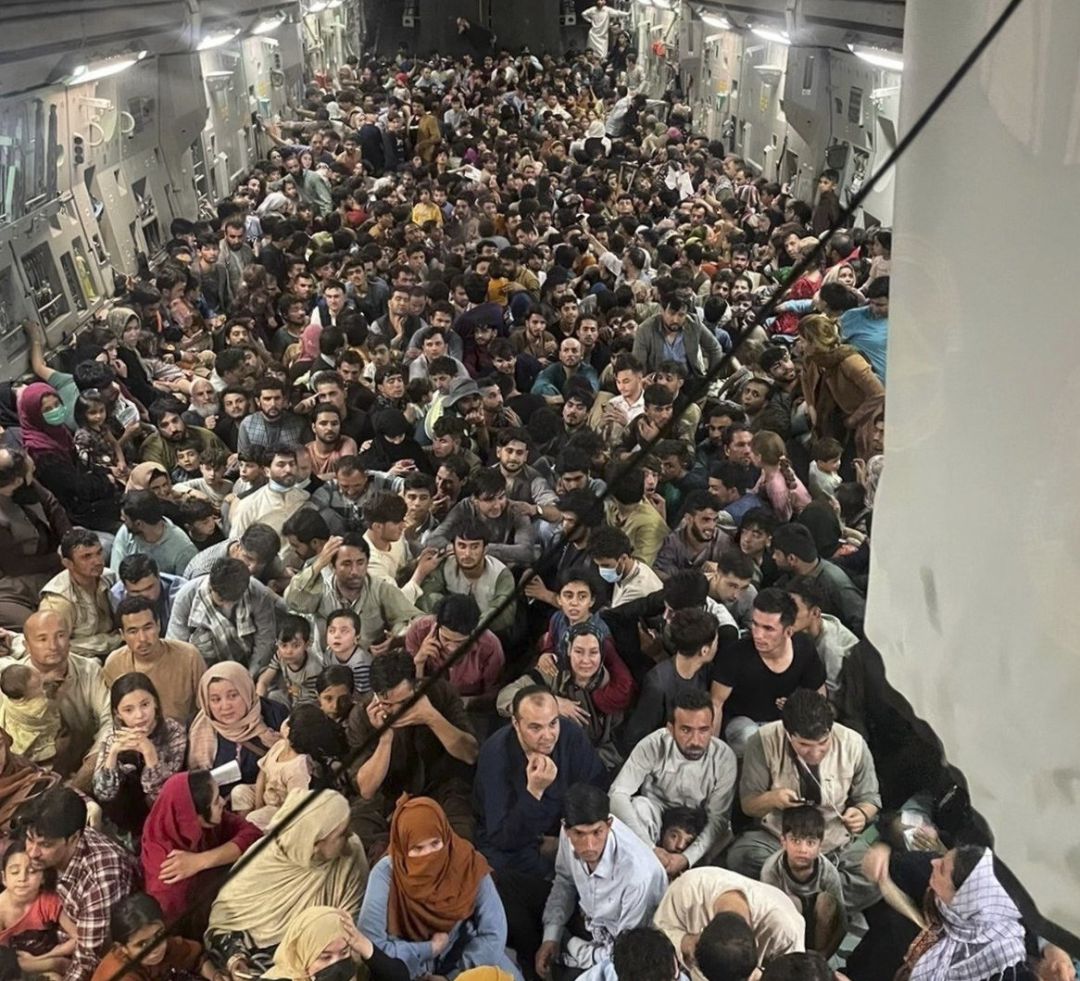 El interior de un C-17 en Kabul con 640 personas en su interior