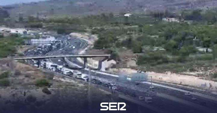 Important withholdings for the spectacular accident of a garbage truck on the A-7 in Elche |  Radio Elche