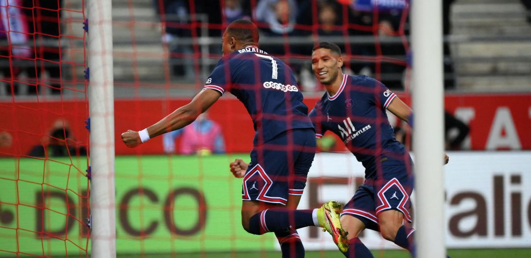 Mbappé celebra su primer gol al Reims