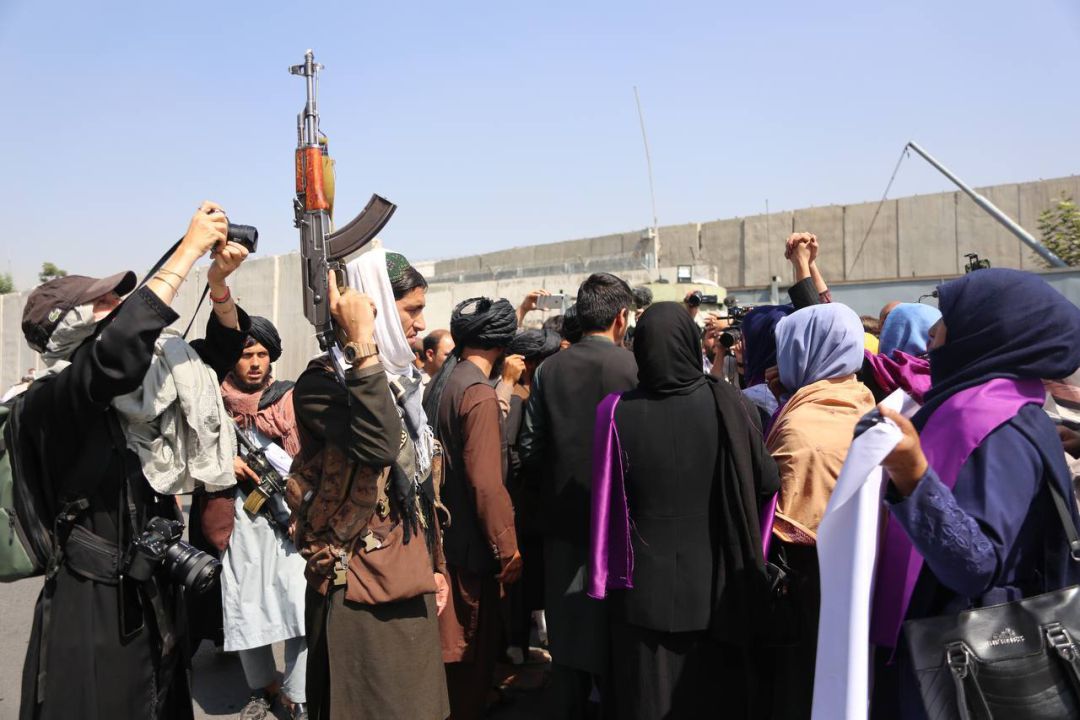 Los talibanes acaban con una manifestación de mujeres en Kabul.