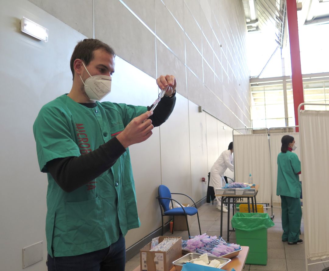 Un sanitario prepara una dosis de la vacuna contra la COVID en el Polideportivo de La Guía de Gijón.