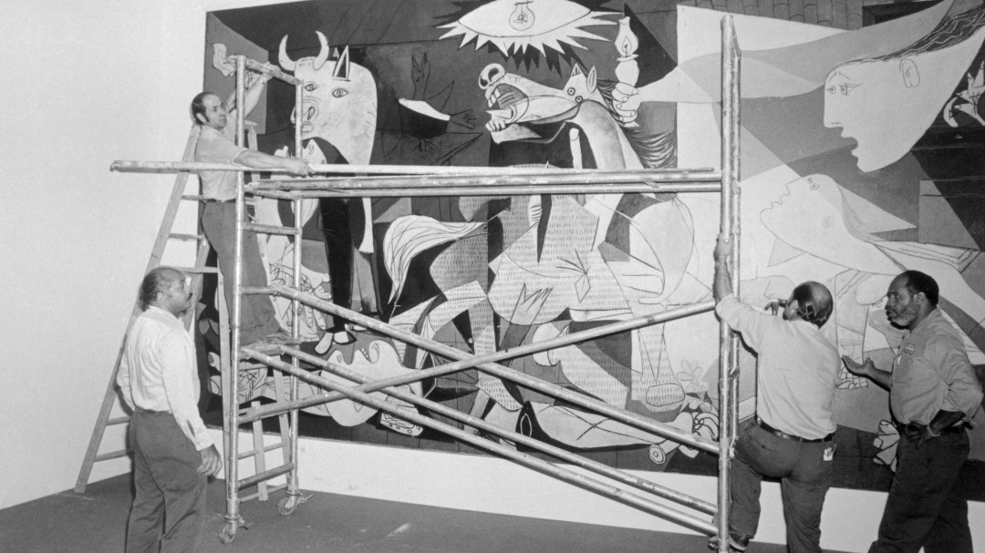 La alegría y emoción de las azafatas que acompañaron al 'Guernica' a España