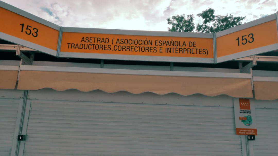 Cachondeo por lo que se puede leer en la caseta de los correctores de la Feria del Libro de Madrid