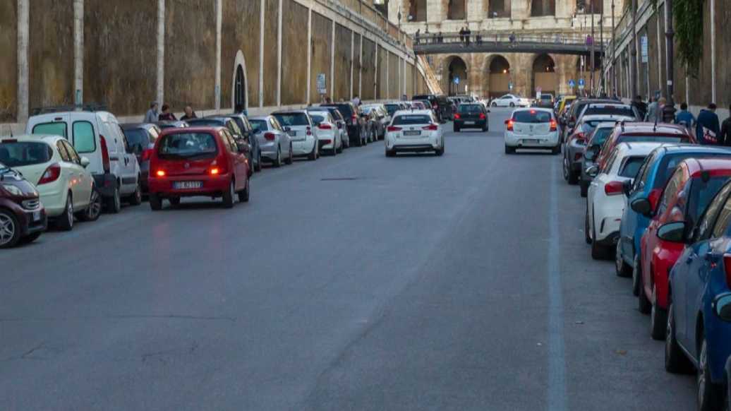 La multa por no apagar el motor es un bulo: la DGT lo desmiente