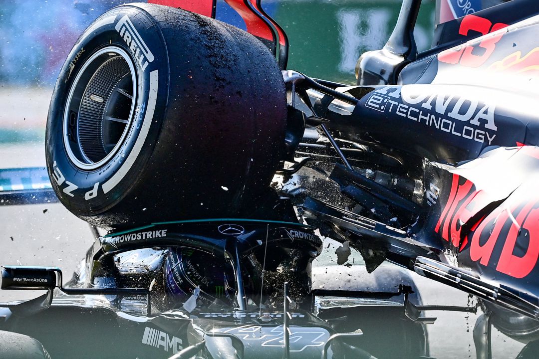 Tremendo accidente entre Verstappen y Hamilton que dejó a los dos pilotos  fuera de la carrera del GP de Italia | Carrusel Deportivo | Cadena SER