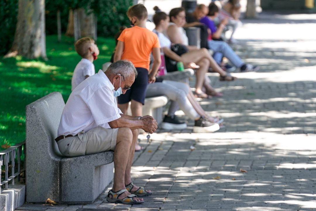 Un anciano sentado en un banco de un parque (IMAGEN ARCHIVO